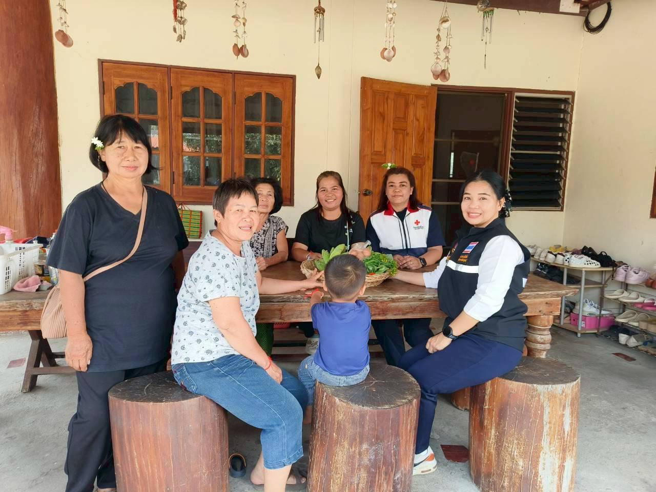 พช.ดอยเต่า ร่วมกับกิ่งกาชาดอำเภอดอยเต่า ผู้นำอช.อำเภอ และสตรีอำเภอดอยเต่า แบ่งปันสุข เพื่อสร้างความมั่นคงทางอาหาร ครัวเรือนเปราะบาง พื้นที่ตำบลโปงทุ่ง